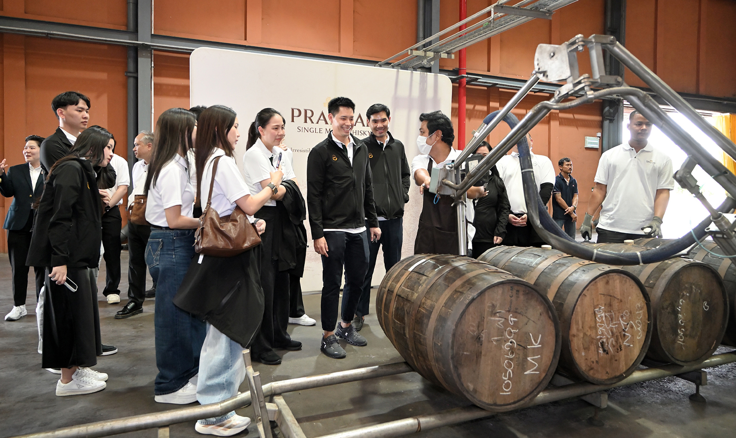 คณะผู้เข้าอบรมเยี่ยมชม PRAKAAN Distillery ศึกษาการสร้างแบรนด์จากมรดกทางวัฒนธรรมของจังหวัดกำแพงเพชร