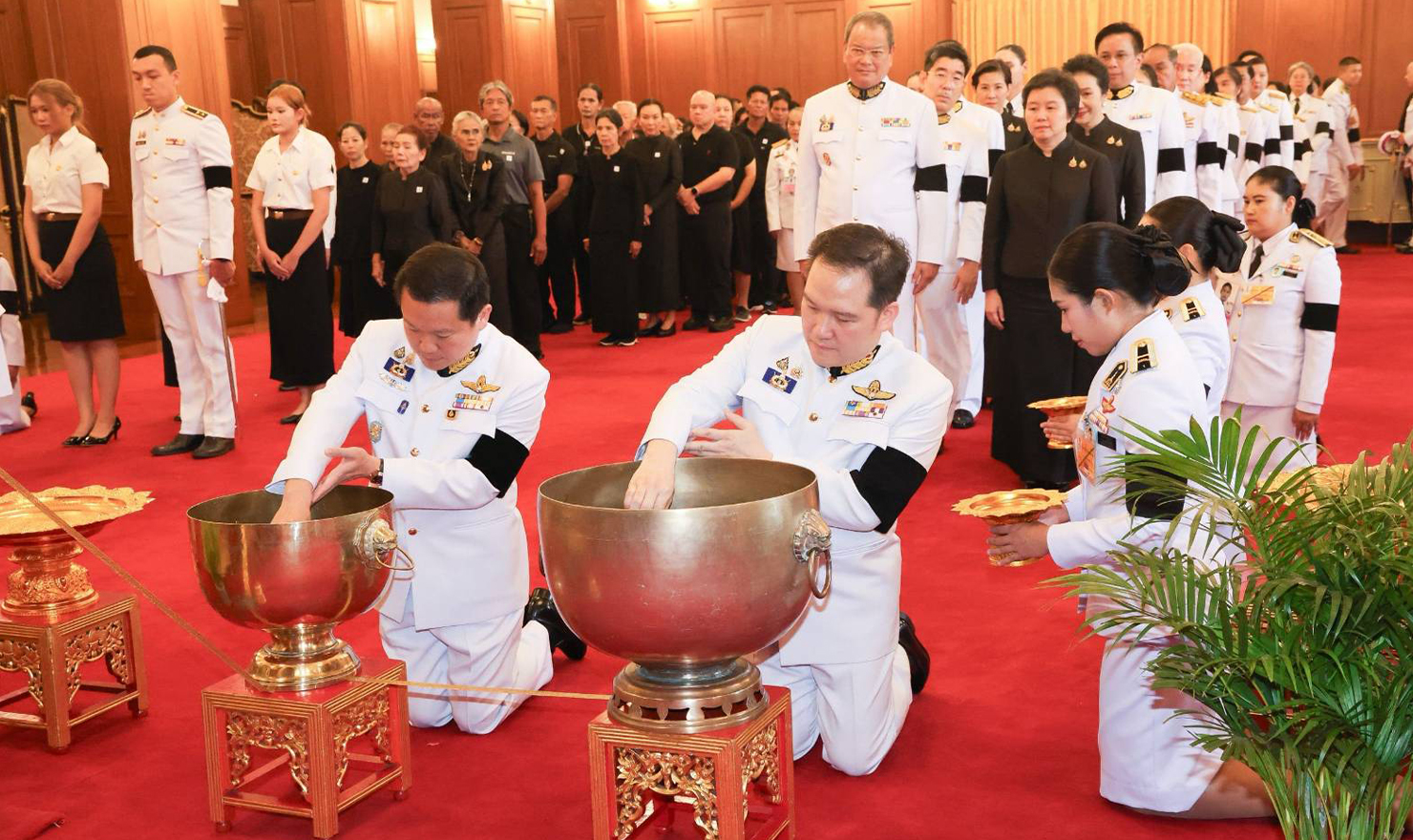 พิธีถวายน้ำสรงพระศพ ณ ศาลาสหทัยสมาคม ในพระบรมมหาราชวัง ท่ามกลางบรรยากาศแห่งความอาลัย