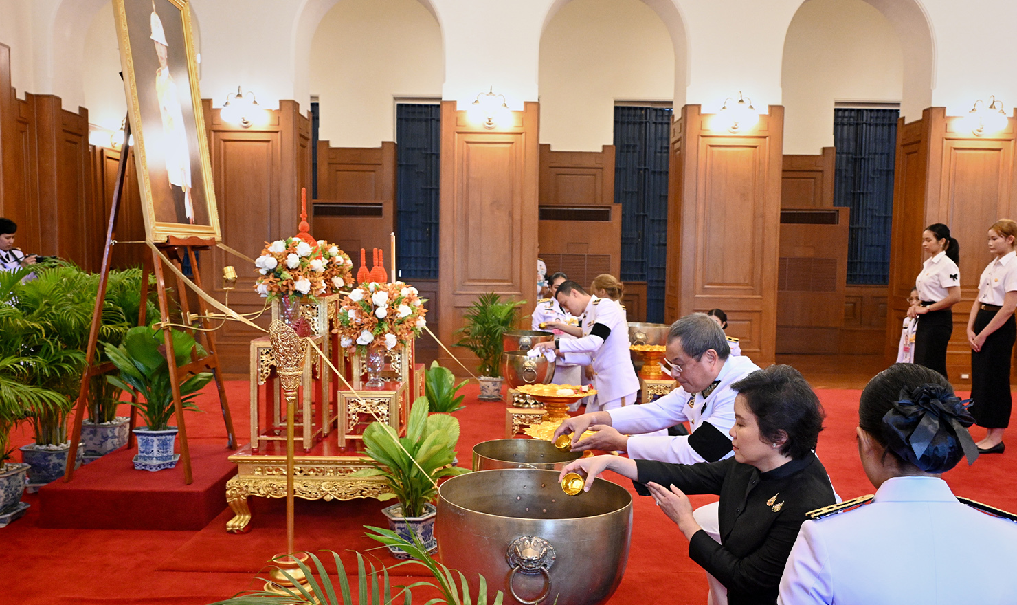 พิธีถวายน้ำสรงพระศพ ณ ศาลาสหทัยสมาคม ในพระบรมมหาราชวัง ท่ามกลางบรรยากาศแห่งความอาลัย-02