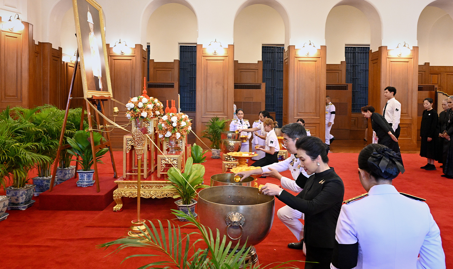 พิธีถวายน้ำสรงพระศพ ณ ศาลาสหทัยสมาคม ในพระบรมมหาราชวัง ท่ามกลางบรรยากาศแห่งความอาลัย-03