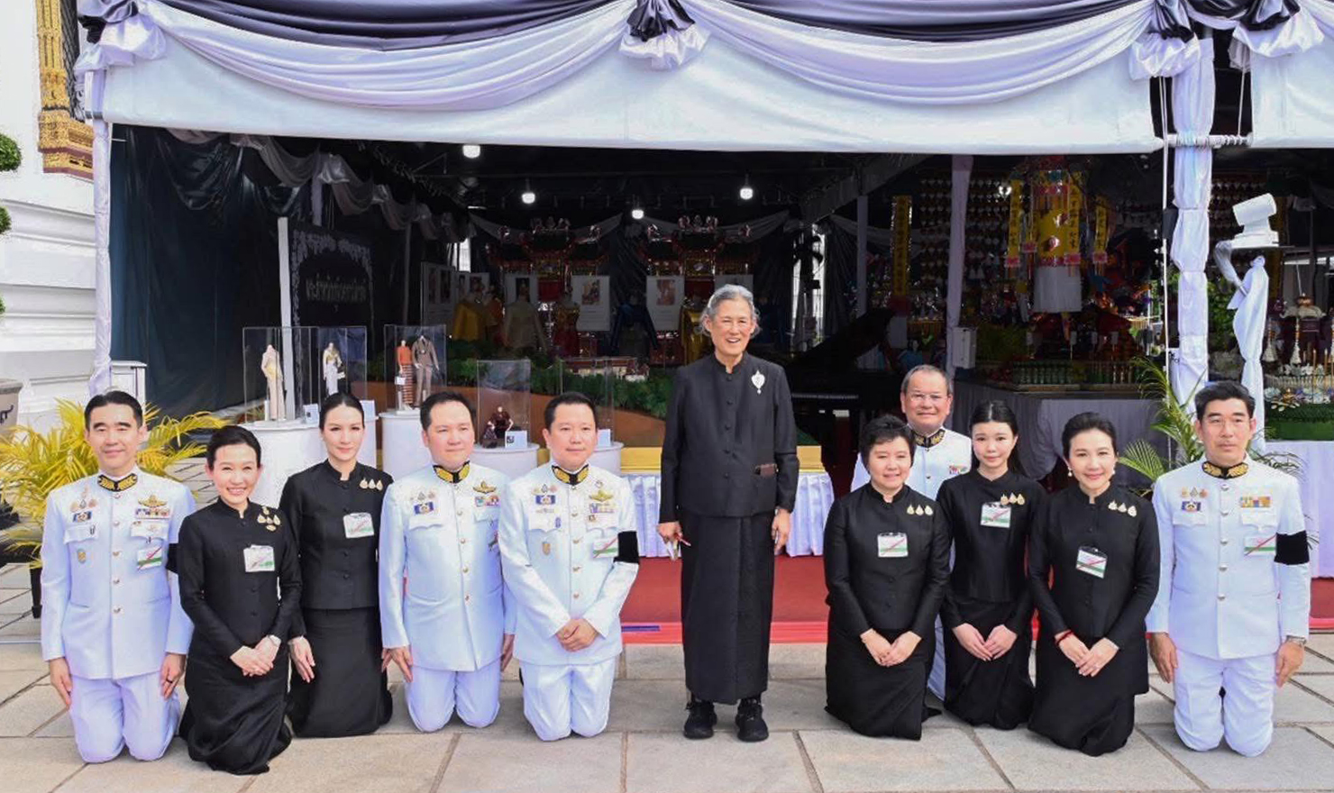 ครอบครัวสิริวัฒนภักดีเข้าร่วมในพิธีบำเพ็ญกุศลด้วยความเคารพ