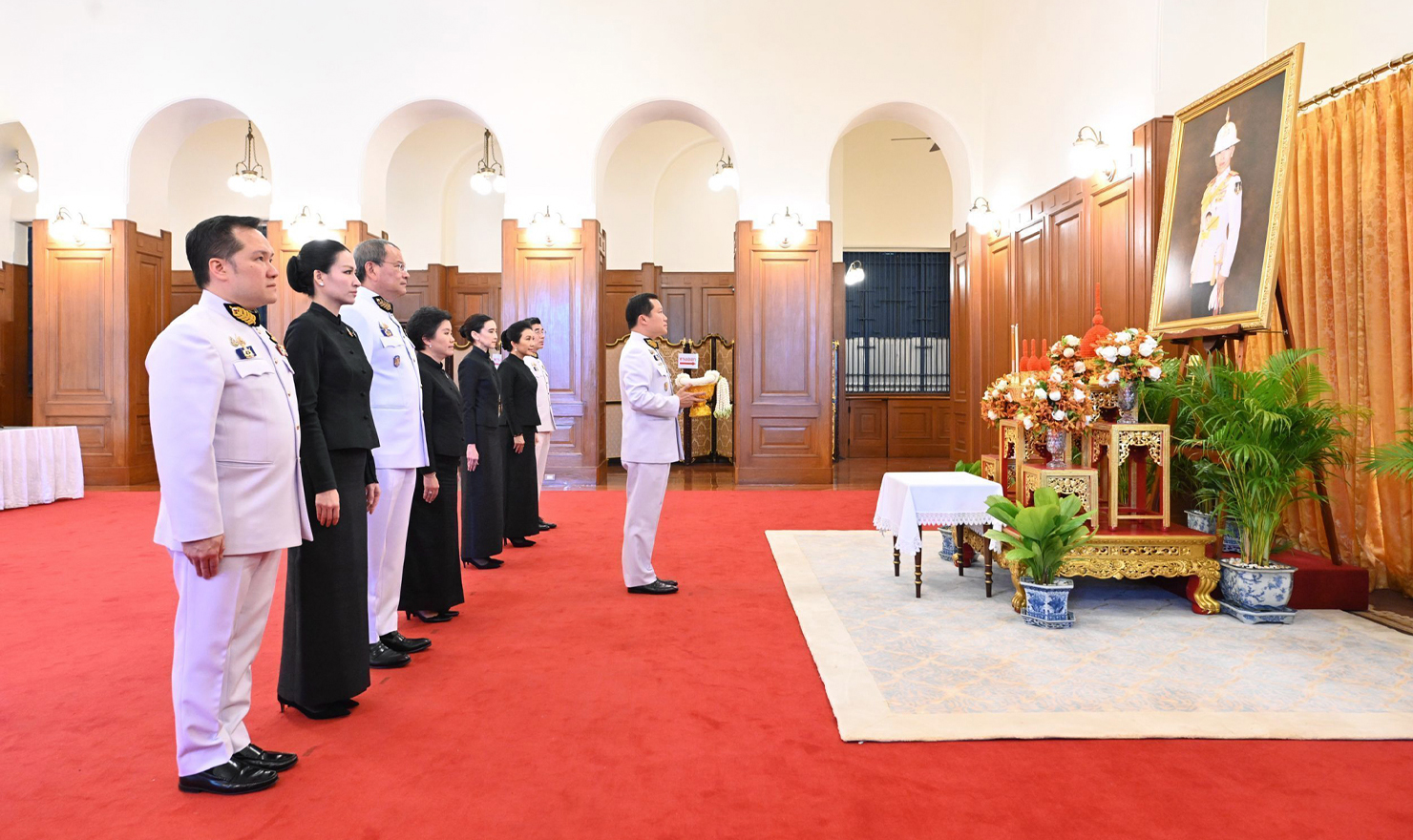 บรรยากาศการลงนามถวายความอาลัยหน้าพระรูป ณ ศาลาสหทัยสมาคม พระบรมมหาราชวัง